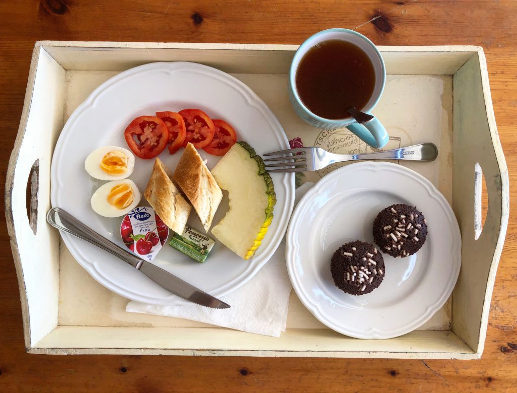 Vassoio con colazione dolce e salata