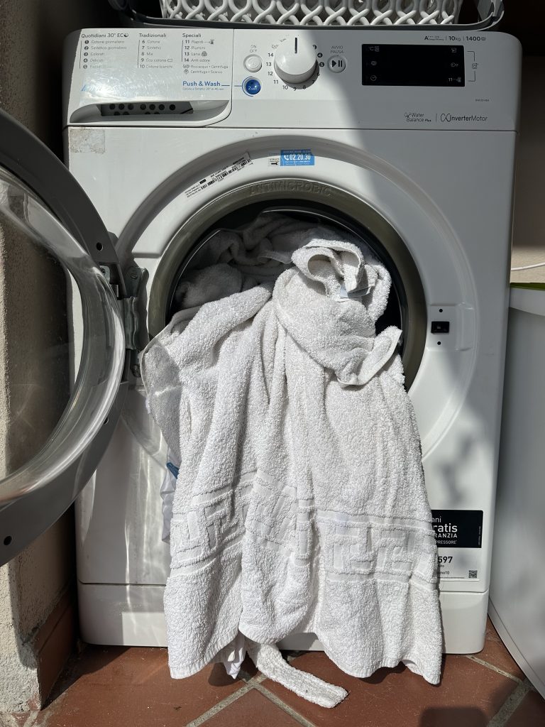 Lavatrice piena di panni da lavare